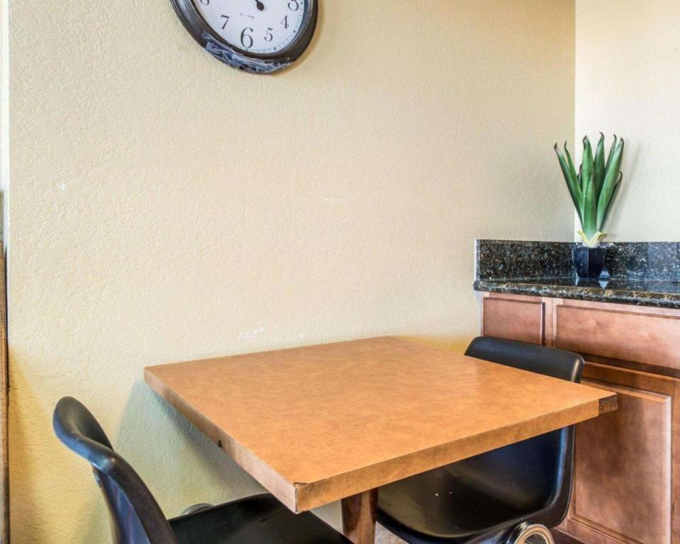 Rodeway Inn Pueblo Ngoại thất bức ảnh
